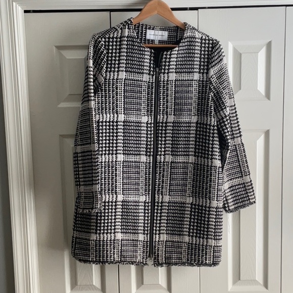 Women’s Black and Cream Patterned Jacket with front zipper. - Picture 1 of 5